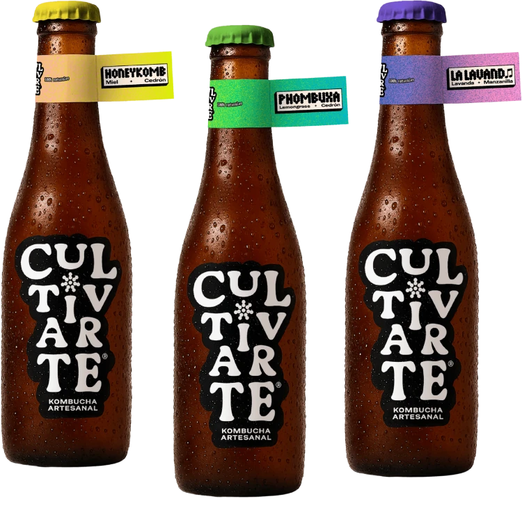 tres botellas kombucha cultivarte una al lado de la otra sabores honeykomb phombucha y lalavand de izquierda a derecha