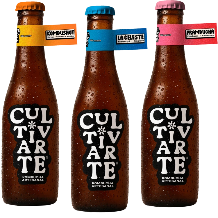 tres botellas kombucha cultivarte una al lado de la otra sabores kombushot la celeste y frambucha de izquierda a derecha